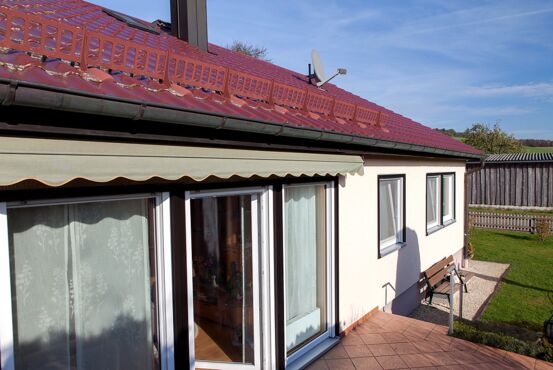 Fenster-, Rolladen-, Haustür- und Badsanierung sowie der Bau eines Außenkamins an einem Streifhaus bei Augsburg