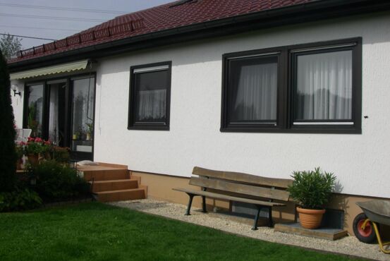 Fenster-, Rolladen-, Haustür- und Badsanierung sowie der Bau eines Außenkamins an einem Streifhaus bei Augsburg